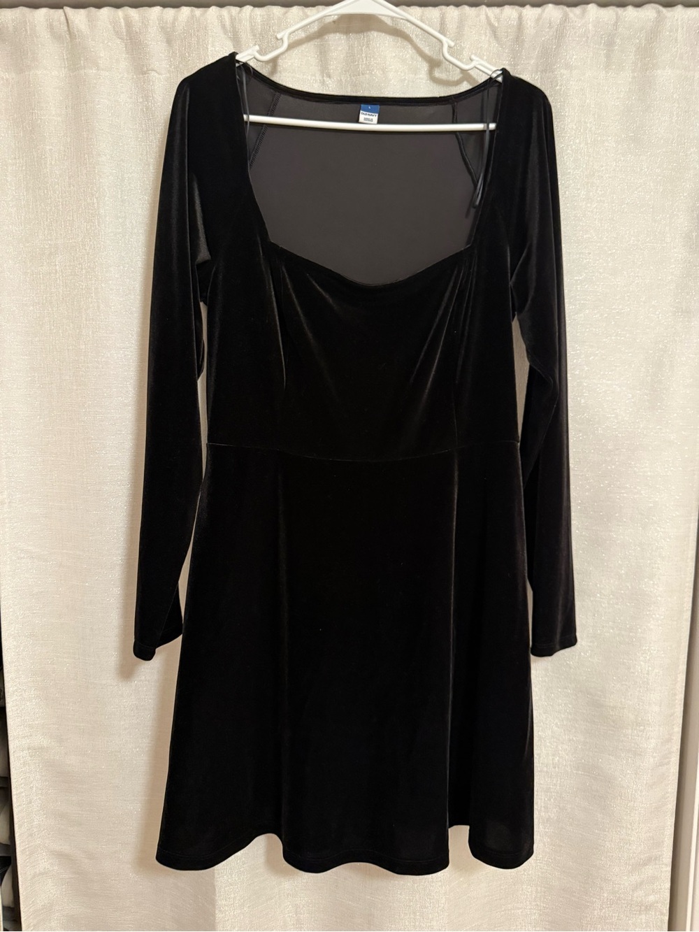 Old Navy Black Velvet Long Sleeve Scoop Neck Dress